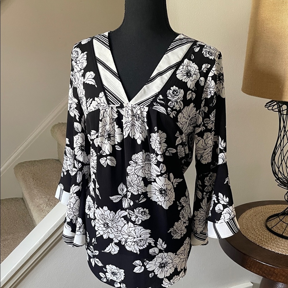 Valerie Steven’s Black & Light Gray Floral Print Elbow Bell Sleeves Top  Med